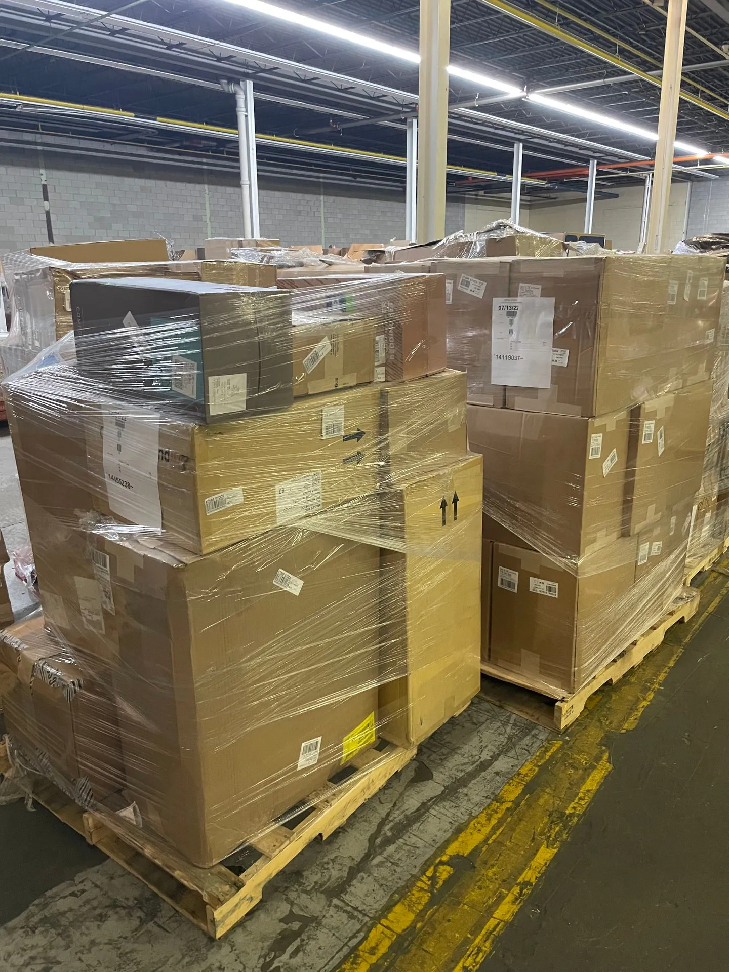 Macy’s Textile Truckload — liquidation pallet load photo 1