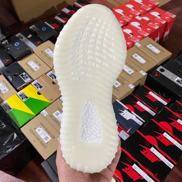 Yeezy Boost 350 v2 Pallets thumbnail 6
