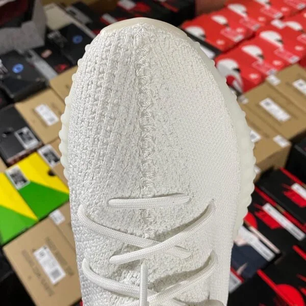 Yeezy Boost 350 v2 Pallets thumbnail 4
