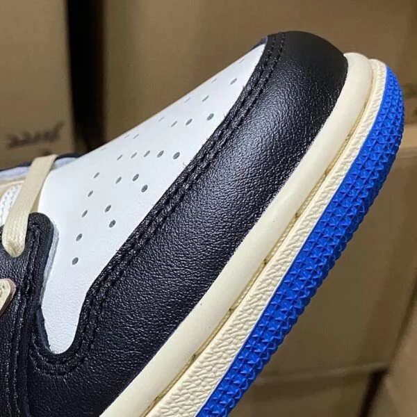 AJ1 Lightning Hook Low thumbnail 3