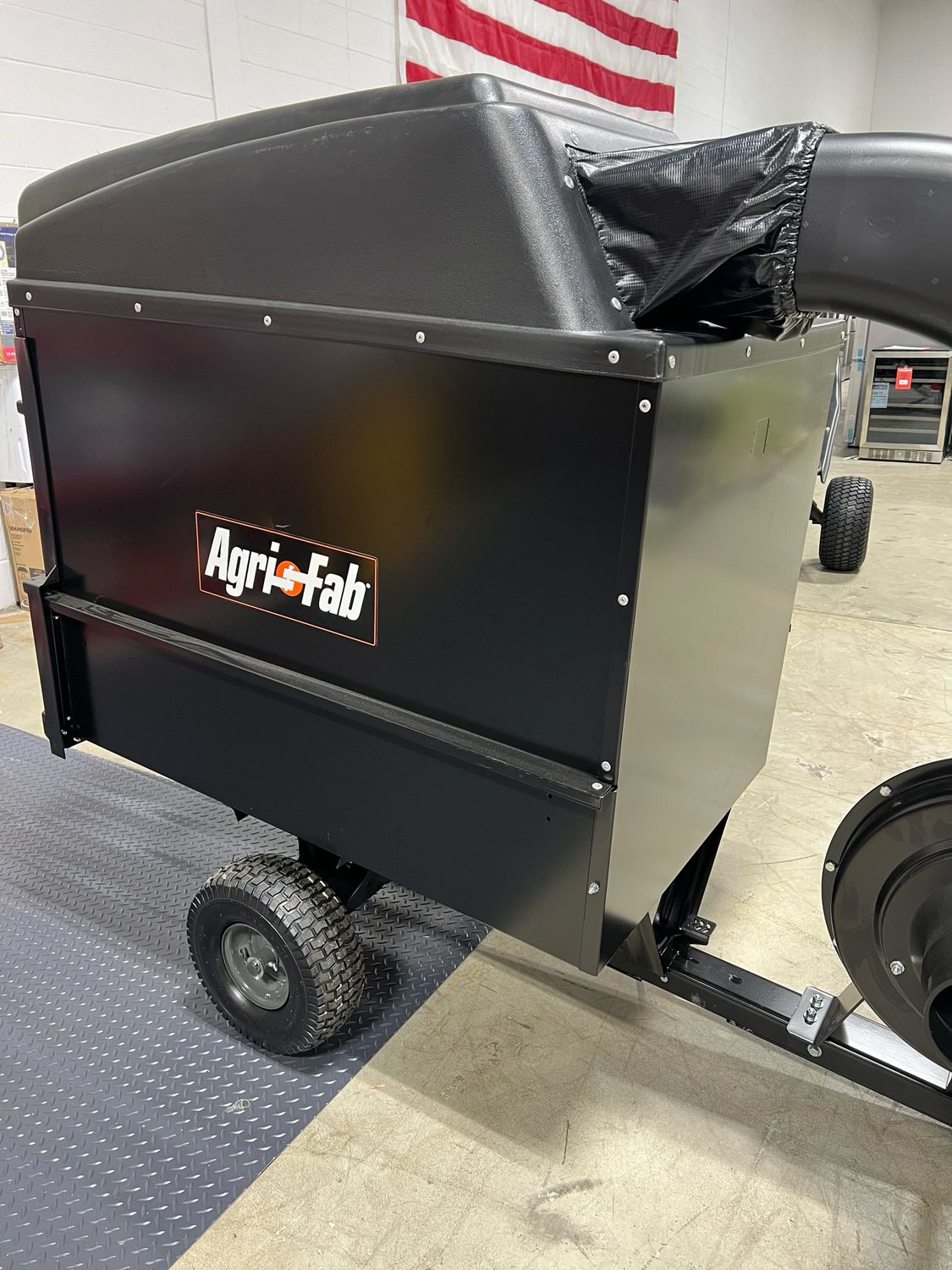 Agri-Fab Mow N Vac, 32 Cu Ft Capacity — liquidation pallet load photo 1