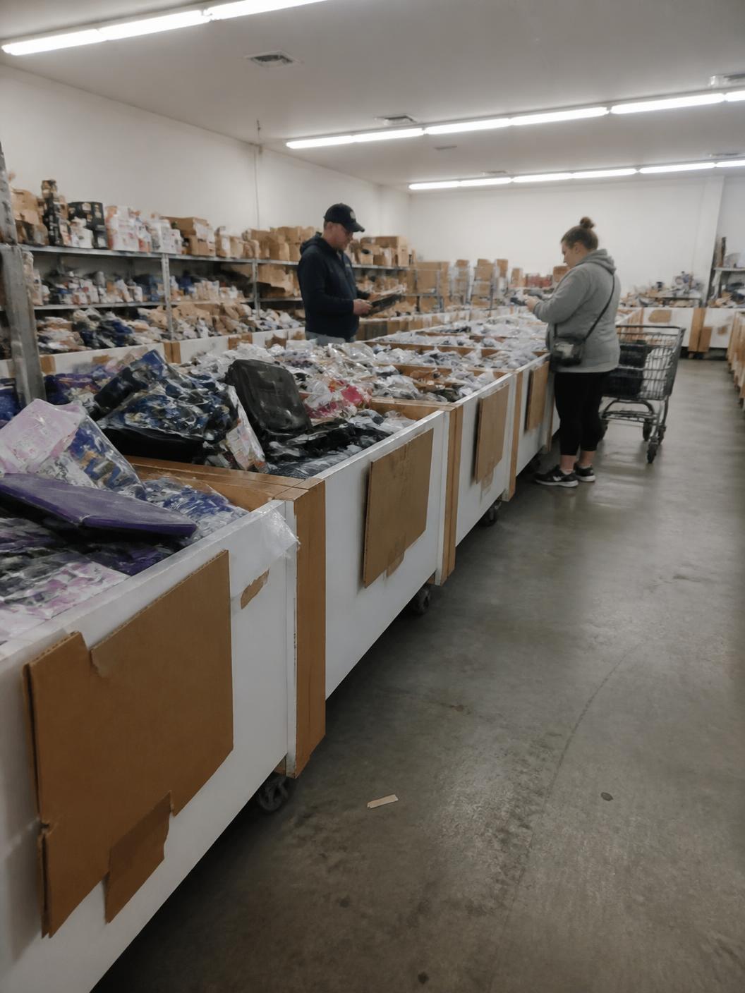 Discount bin store stocked from wholesale liquidation pallets